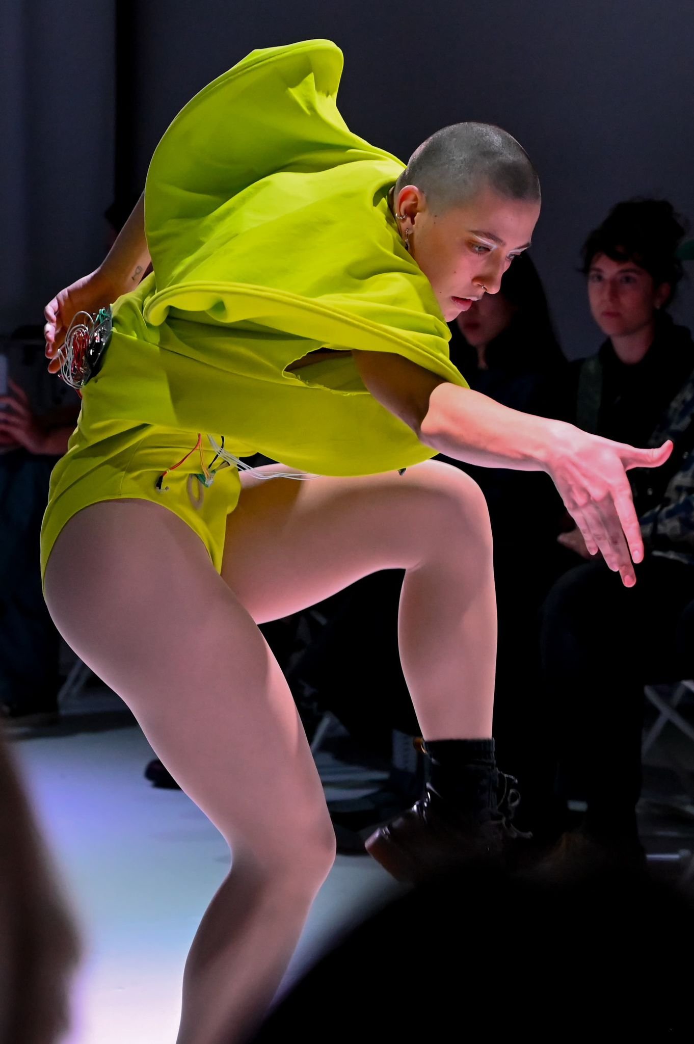 Detail of the yellow garment in movement.